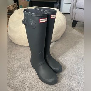 Matte Grey Hunter Rainboots, adjustable calf buckle, barely worn Great condition
